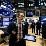 ¿Cuáles son los Requisitos Clave para Invertir en la Bolsa de Valores de Wall Street?