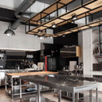 ¿Cuáles son los requisitos esenciales para diseñar una cocina de restaurante exitosa?